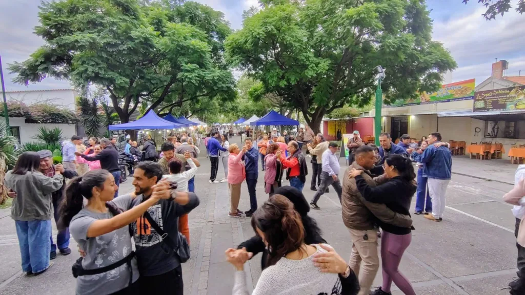 El taller de tango conquistó el Paseo de los Poetas con una tarde a puro 2×4