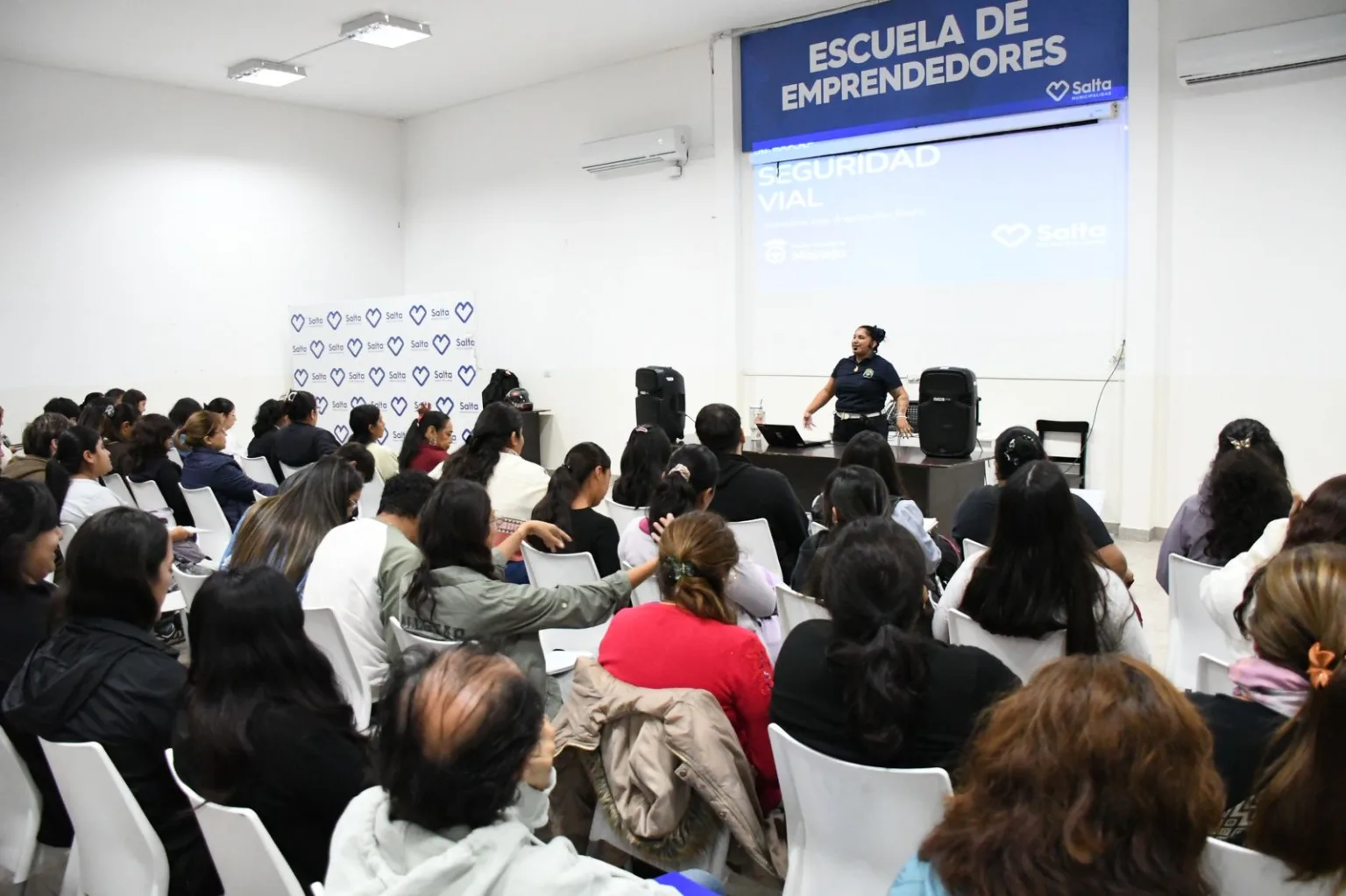 Continúan las clases teóricas en la Escuela de Manejo