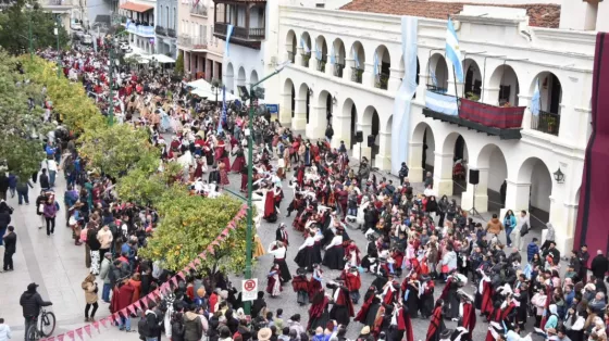 Gala, danza y tradición: multitudinaria convocatoria en las celebraciones del 25 de Mayo en Salta