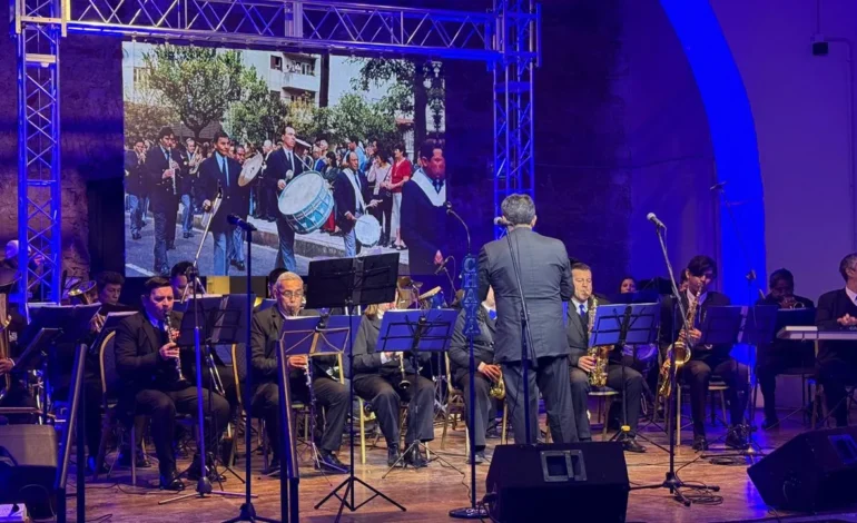 La Banda Municipal festejó sus 40 años en una noche llena de emoción y música