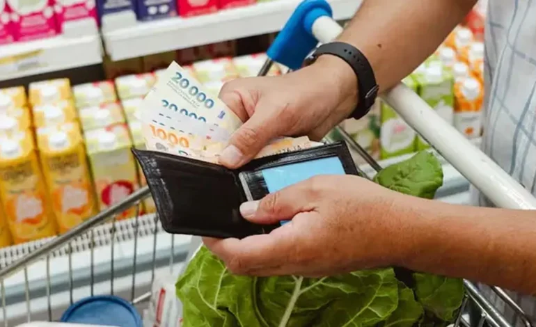 La inflación se desaceleró al 2,6% en abril y el acumulado ya se consumió el total de la meta oficial para 2026