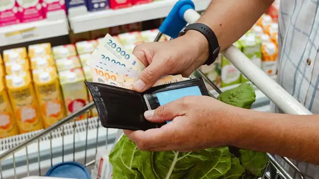 La inflación se desaceleró al 2,6% en abril y el acumulado ya se consumió el total de la meta oficial para 2026
