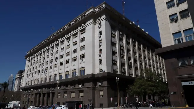 La recaudación tributaria no levanta: cayó un 4% real en abril y acumuló 9 bajas consecutivas
