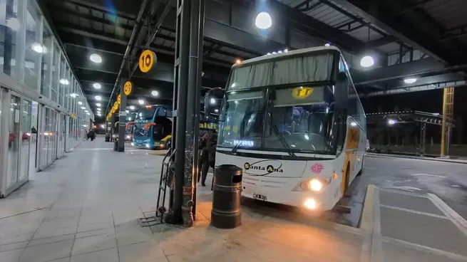 Se profundiza la crisis del transporte en las provincias: aumentos de boletos, suspensiones y salarios en cuotas