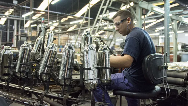 La economía se mantuvo en modo “serrucho” y en abril se hundió 1,5% mensual