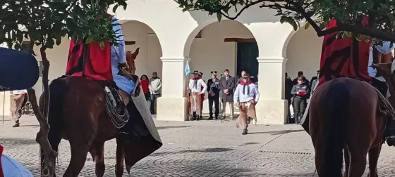 Se realizó el Tradicional Cambio de Guardia en la Explanada del Cabildo Histórico de Salta