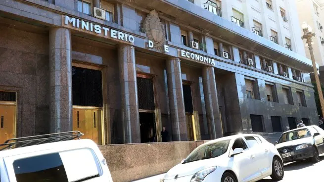 El Ministerio de Economía enfrenta vencimientos por $16 billones en julio y hay expectativas sobre el rollover