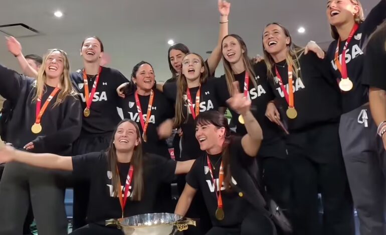 Las Leonas ya están en Argentina con la tercera medalla de campeonas del mundo
