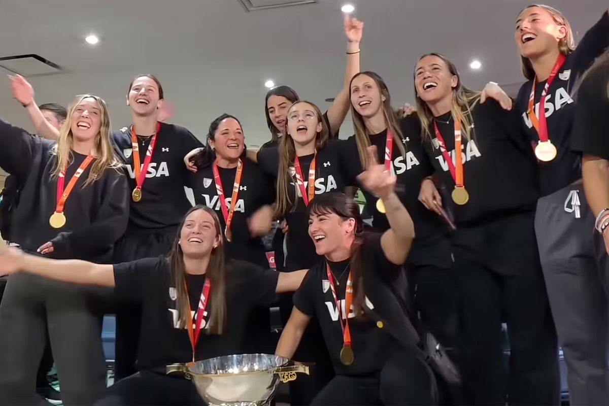 Las Leonas ya están en Argentina con la tercera medalla de campeonas del mundo