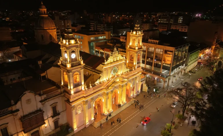 La Catedral se prepara para el Milagro con nueva iluminación ornamental