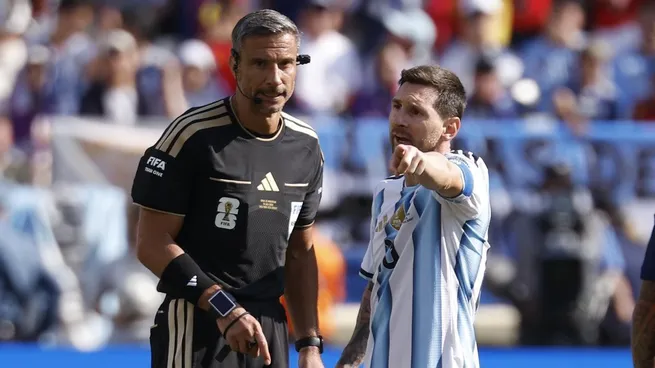 La FIFA publicó la Ref Cam de la final entre Argentina y España: qué se dijeron Lionel Messi y el árbitro