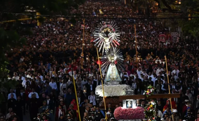 El pueblo de Salta renovó su Pacto de Fidelidad y amor con el Señor y la Virgen del Milagro