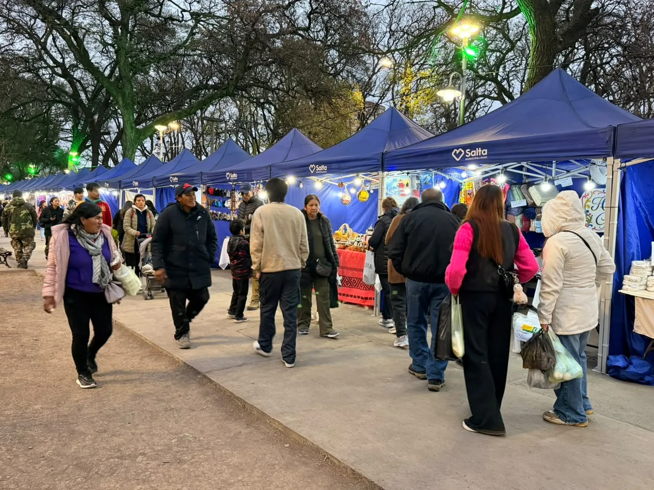 La Feria del Milagro recibió a miles de personas en el parque San Martín