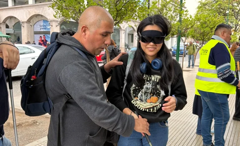 En el Día Mundial del Bastón Blanco, se realizó una caminata por las calles de Salta