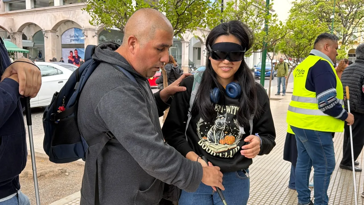 En el Día Mundial del Bastón Blanco, se realizó una caminata por las calles de Salta