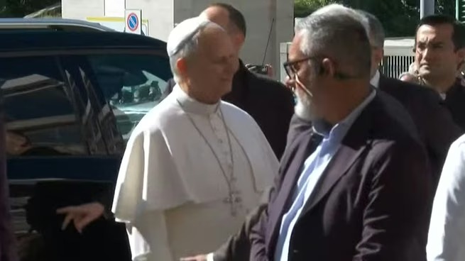 El papa León XIV ya llegó al Hospital Gemelli de Roma para la operación de un nódulo pulmonar